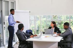 équipe de jeunes entreprises en démarrage travaillant dans la salle de réunion. photo