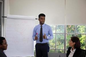 les gens au bureau ayant une réunion d'affaires près d'un conseil de responsabilité jeune équipe d'entreprises en démarrage travaillant dans la salle de réunion. photo