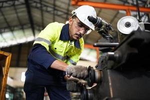 hommes professionnels ingénieur ouvrier compétences qualité, maintenance, formation ouvrier d'usine de l'industrie, atelier d'entrepôt pour les opérateurs d'usine, production d'équipe de génie mécanique. photo