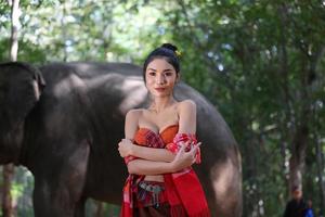 éléphant avec belle fille dans la campagne asiatique, thaïlande - éléphant thaïlandais et jolie femme avec une robe traditionnelle dans la région de surin photo