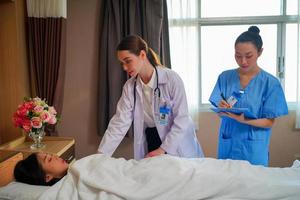 équipe médicale internationale. personnel médical de l'hôpital. réunion de médecins et d'infirmières mixtes asiatiques et caucasiens. clinique et stéthoscope. photo