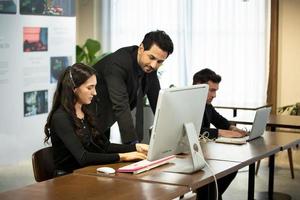 concept d'équipe de service. opérateur ou centre de contact vente au bureau, centre d'appels pour les personnes d'information, bureau d'assistance aux ventes d'une équipe professionnelle de qualité. entreprise représentative de l'environnement au travail. photo