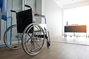 fauteuils roulants à la clinique ou à l'hôpital, fauteuils roulants en attente de services aux patients. photo