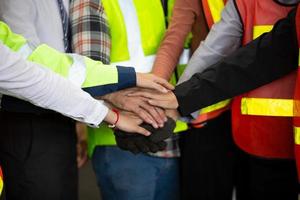 pile de mains. concept d'unité et de travail d'équipe. vue latérale en gros plan de jeunes gens d'affaires mettant leurs mains ensemble photo