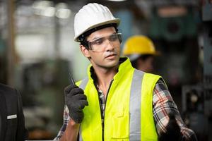 le travail des travailleurs sur le site de l'usine vérifie la machine dans la gamme de produits ou les produits sur le site. ingénieur ou technicien vérifiant le matériel ou la machine sur l'usine. industriel et usine. photo