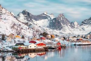 village scandinave coloré avec montagne enneigée sur la côte photo