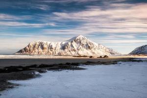 paysage de lumière du soleil brillant sur la chaîne de montagnes enneigée sur le littoral photo