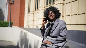 portrait de jeune homme hipster afro-américain posant à l'extérieur. photo