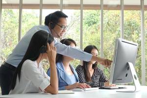 concept d'équipe de service. opérateur ou centre de contact vente au bureau, centre d'appels pour les personnes d'information, bureau d'assistance aux ventes d'une équipe professionnelle de qualité. entreprise représentative de l'environnement au travail. photo