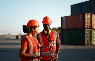 le contremaître contrôle la boîte des conteneurs de chargement du navire de fret pour l'importation et l'exportation. photo