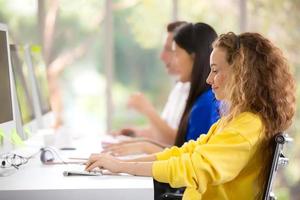 concept d'équipe de service. opérateur ou centre de contact vente au bureau, centre d'appels pour les personnes d'information, bureau d'assistance aux ventes d'une équipe professionnelle de qualité. entreprise représentative de l'environnement au travail. photo