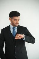 élégant jeune caucasien bel homme sur fond blanc, portrait de mode studio. photo