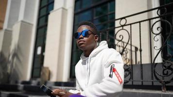 portrait de jeune homme hipster afro-américain posant à l'extérieur. photo