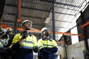 hommes professionnels ingénieur ouvrier compétences qualité, maintenance, formation ouvrier d'usine de l'industrie, atelier d'entrepôt pour les opérateurs d'usine, production d'équipe de génie mécanique. photo