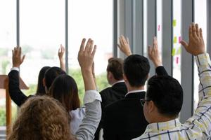 groupe de personnes à l'écoute de professionnels expérimentés les aidant à élaborer une nouvelle stratégie d'entreprise. photo