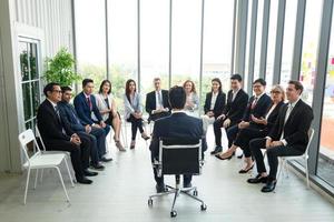 groupe de gens d'affaires collaborant au bureau ou de gens d'affaires multiethniques en réunion. photo