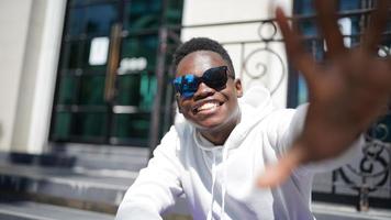 portrait de jeune homme hipster afro-américain posant à l'extérieur. photo