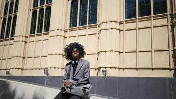 portrait de jeune homme hipster afro-américain posant à l'extérieur. photo