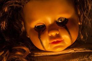 gros plan sur une poupée effrayante photo
