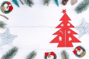 objets de décoration de composition de concept de noël, couronne de branche de sapin et ornement isolés sur une table en bois blanc, vue de dessus, mise à plat, mise en page vers le haut. photo