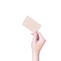 jeune fille propre d'asie main tenant un modèle de carte de papier brun kraft vierge isolé sur fond blanc, chemin de détourage, gros plan, maquette, découpe photo