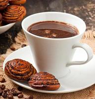 tasse de café et biscuits aux graines de pavot photo