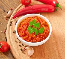 piment rouge et ingrédients pour la sauce et la sauce photo