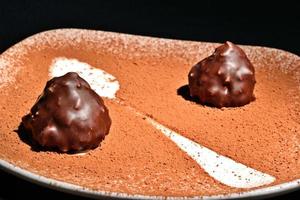 bonbon au chocolat avec cacahuètes et amandes photo