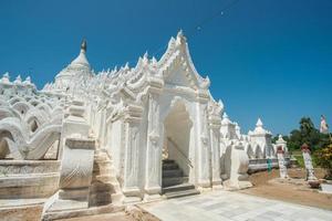 la décoration extérieure de la pagode hsinbyume le taj mahal du myanmar. photo