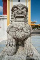 décoration de lion en marbre chinois devant le musée commémoratif des martyrs chinois sur doi mae salong de la province de chiang rai en thaïlande. photo