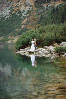 couple d'amoureux sur le fond du lac aux yeux de mer en pologne photo