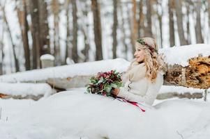 Séance photo de mariage d'hiver dans la nature