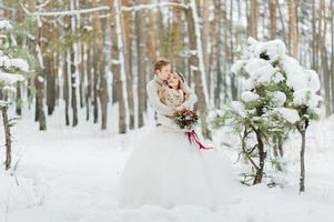 Séance photo de mariage d'hiver dans la nature