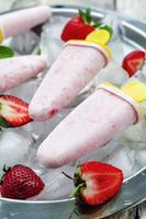 glace à la fraise et fraise photo
