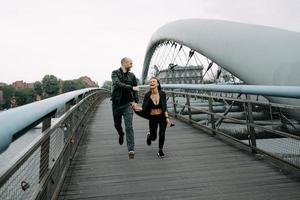 une histoire d'amour. un homme et une femme près du pont. relation amoureuse. coucher de soleil d'automne. photo