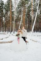 Séance photo de mariage d'hiver dans la nature