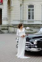 couple de mariés avec voiture de mariage photo