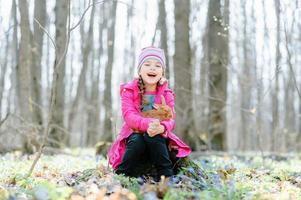 petite fille avec un lapin photo