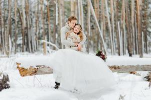 Séance photo de mariage d'hiver dans la nature