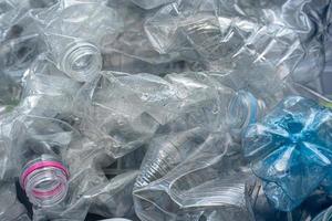 bouteilles en plastique roulées pour le recyclage. photo