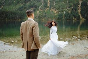 couple d'amoureux sur le fond du lac aux yeux de mer en pologne photo