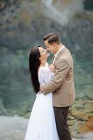 couple d'amoureux sur le fond du lac aux yeux de mer en pologne photo