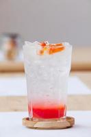 cocktail de fruits - sirop de fraise et soda photo