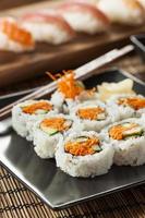 rouleau de sushi maki de légumes japonais sain