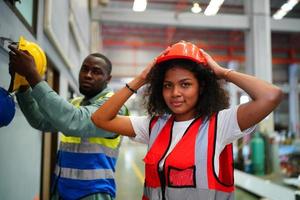 le contremaître ou le travailleur de l'industrie travaille sur le site de l'usine pour vérifier la machine ou les produits sur le site. ingénieur ou technicien vérifiant le matériel ou la machine sur l'usine. industriel et usine. photo