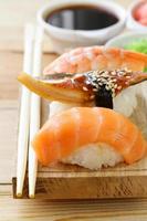 Sushi de cuisine traditionnelle japonaise avec saumon, thon et crevettes photo