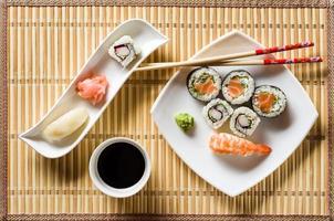 sushi sur plaque blanche photo