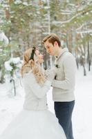 Séance photo de mariage d'hiver dans la nature