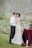 les mariés. cérémonie de mariage sur le fond des montagnes photo