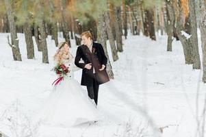 Séance photo de mariage d'hiver dans la nature